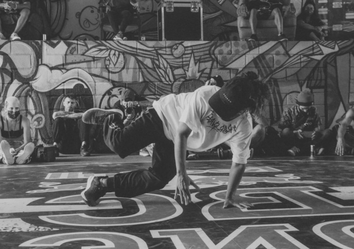 Ballerino hip-hop durante una sessione di allenamento